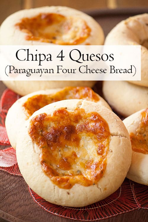 来自巴拉圭的奇帕加quesos，木薯和奶酪面包，上面烤着金色的奶酪。