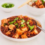 一碗麻婆豆腐，一道快速的中国四川菜肴。| www.CuriousCuisiniere.com