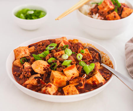 一碗Mapo Tofu，一个快速的中国四川晚餐食谱。| www.CuriousCuisiniere.com