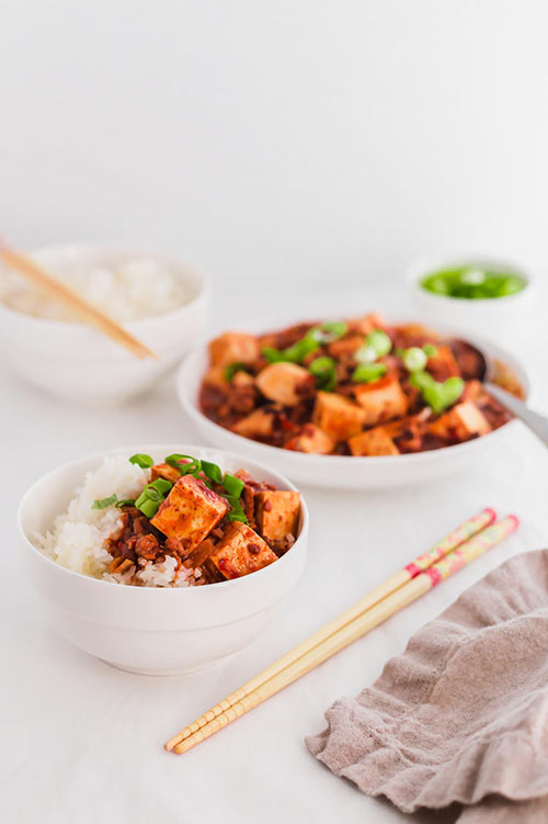 麻婆豆腐经常在中国餐馆里找到，是一种可以在家快速制作的中国四川晚餐食谱。这是一种简单又美味的豆腐制作方法，加入肉末和一种芳香的红酱。| www.CuriousCuisiniere.com