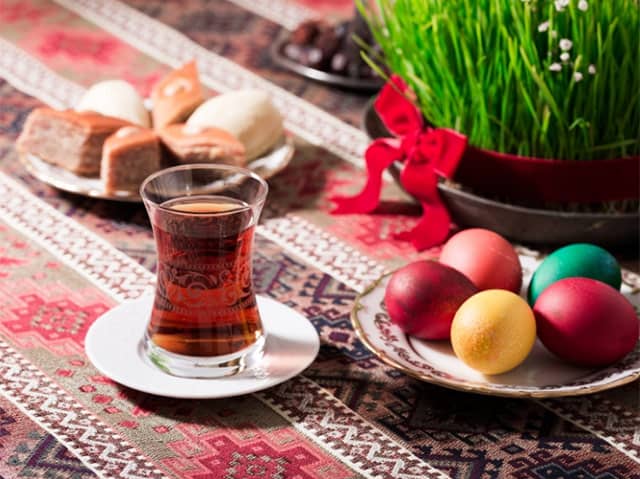 茶、鸡蛋、庆祝诺鲁孜节的点心和一壶豆芽。