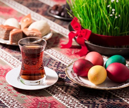 茶、鸡蛋、庆祝诺鲁孜节的点心和一壶豆芽。