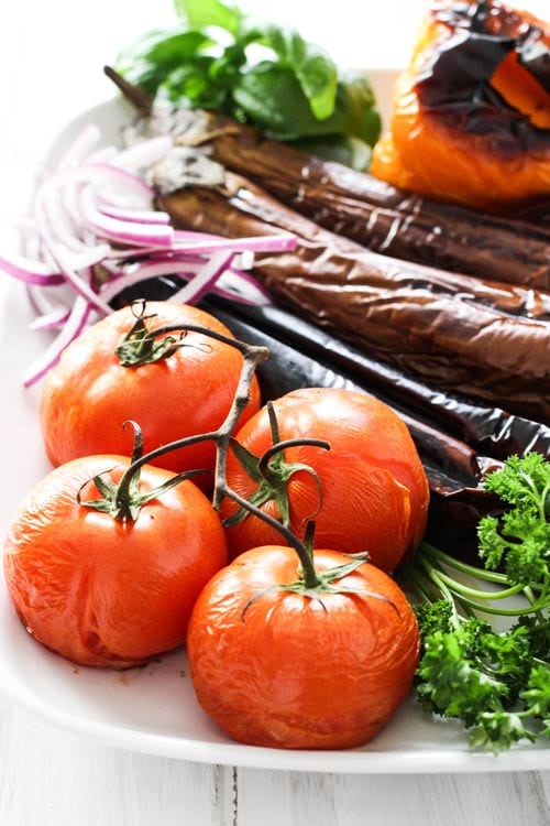 Khorovats（亚美尼亚烤蔬菜）西红柿，中国茄子和黄胡椒
