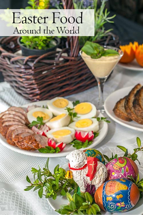 复活节桌设置与硬煮鸡蛋，肉和装饰鸡蛋。