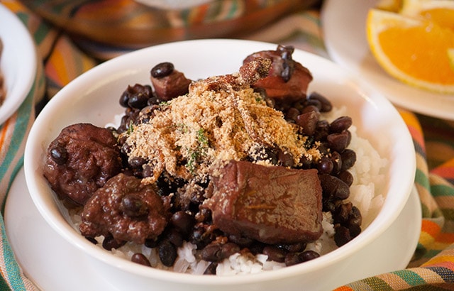 Feijoada，巴西黑豆和猪肉炖与法拉菲的，在米饭的碗里烤木薯面粉