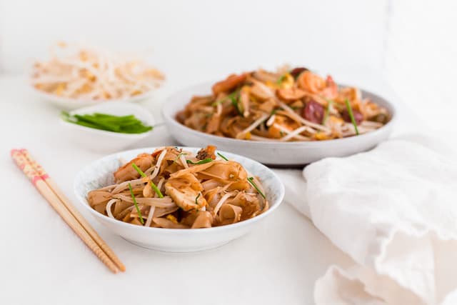 马来西亚炒米粉——叉烧条——在一个小碗里,与豆芽和韭菜一起食用
