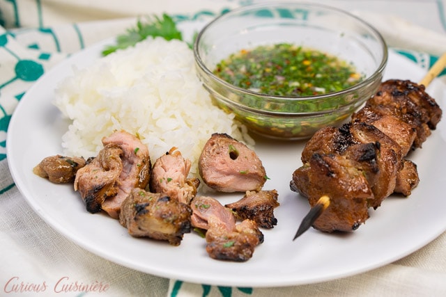 泰国猪肉Kabobs用米和浸洗调味汁与从串采取的片断