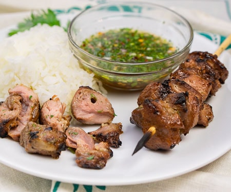 泰国猪肉Kabobs用米和浸泡调味汁与从串的串的片断 - 裁剪的图象