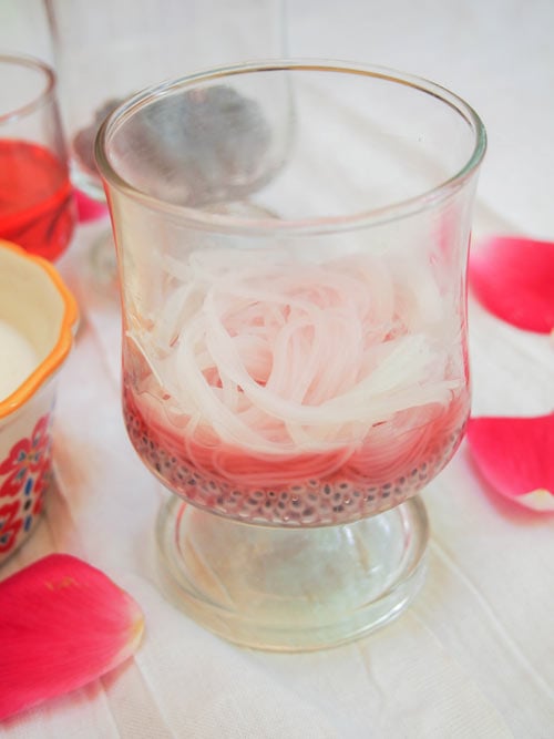 玫瑰糖浆和罗勒种子在一块玻璃用面条为法利族