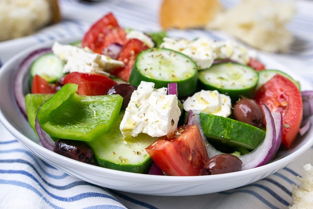 真正的希腊沙拉（Horiatiki），一个没有生菜的粗糙沙拉。夏季蔬菜，咸橄榄和奶油羊乳酪。
