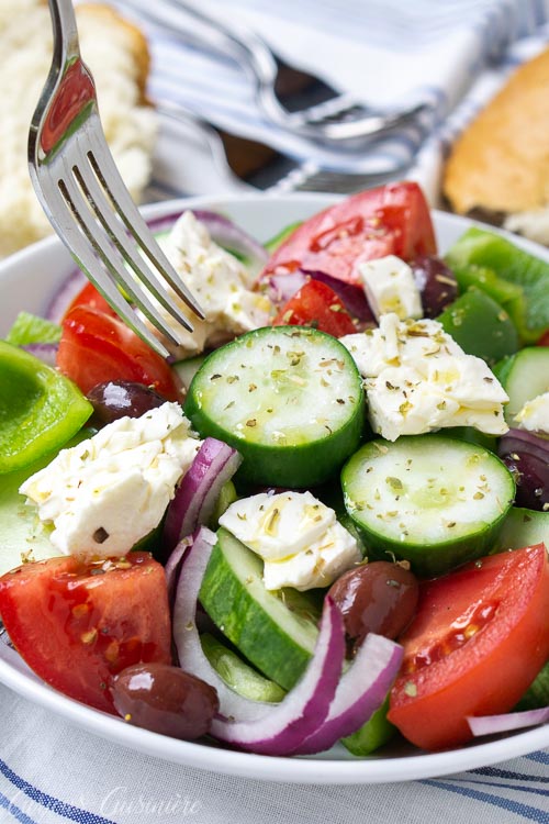 传统的希腊沙拉(Horiatiki)与叉子。黄瓜、西红柿、青椒和红洋葱。