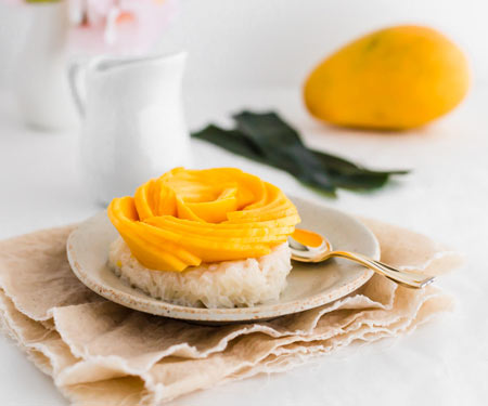 泰国芒果黏米饭用装饰芒果花水平的图象小