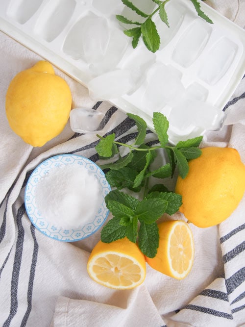 中东薄荷柠檬水的原料:糖，柠檬，薄荷，冰
