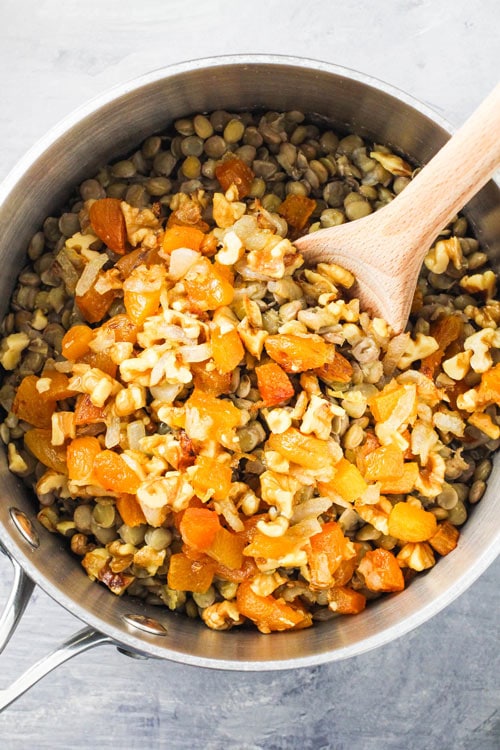 杏子和核桃进入锅里用扁豆为亚美尼亚mshosh。