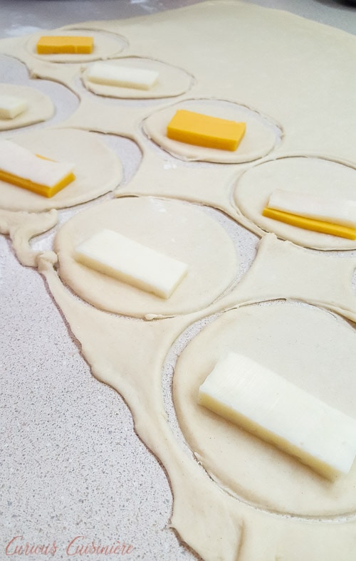 滚动面团和填充巴西粉彩de queijo