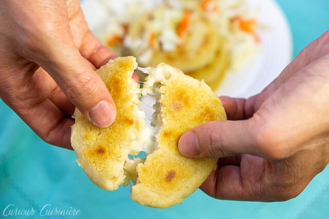 萨尔瓦多的pupusas，芝士馅玉米饼被拉开展示芝士