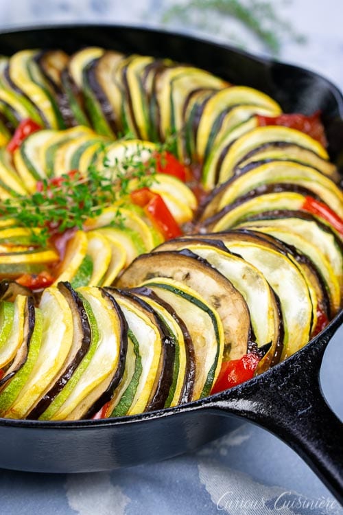 一锅烤成层状的蔬菜杂烩，搭配茄子，西葫芦，西葫芦，番茄和红辣椒。