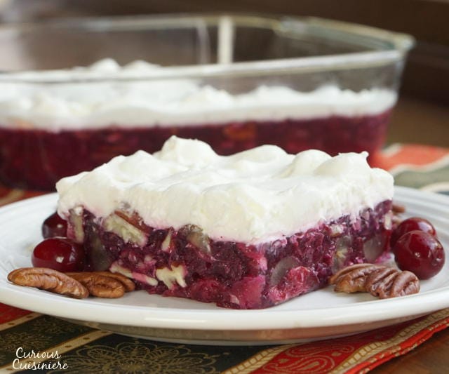 塞满了脆山核桃和酸蔓越莓,这款山核桃蔓越莓果冻沙拉证明你的节日蔓越莓不必是普通的。|好奇Cuisiniere