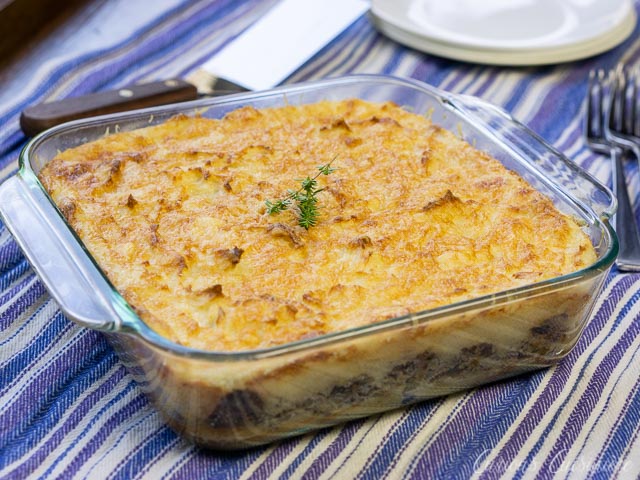 法国Hachis Parmentier土豆和牛肉砂锅在玻璃烘烤盘
