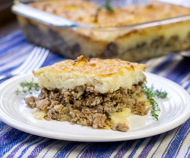 切片法国Hachis Parmentier土豆和牛肉砂锅