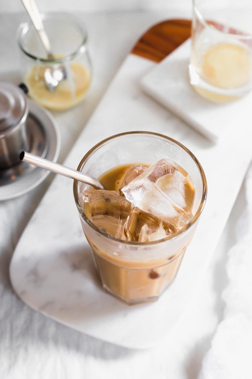 高杯越南冰咖啡加甜炼乳和冰块