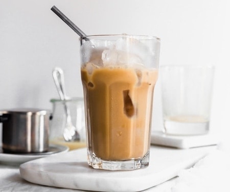 高杯越南冰的咖啡水平图像
