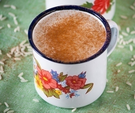 一个花卉杯危地马拉阿塔里拉热米托尔饮料