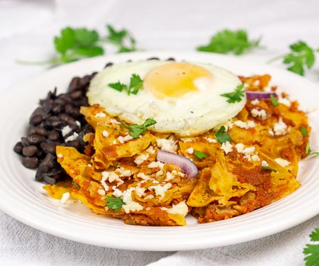 Chilaquiles roojos用黑豆和煎蛋