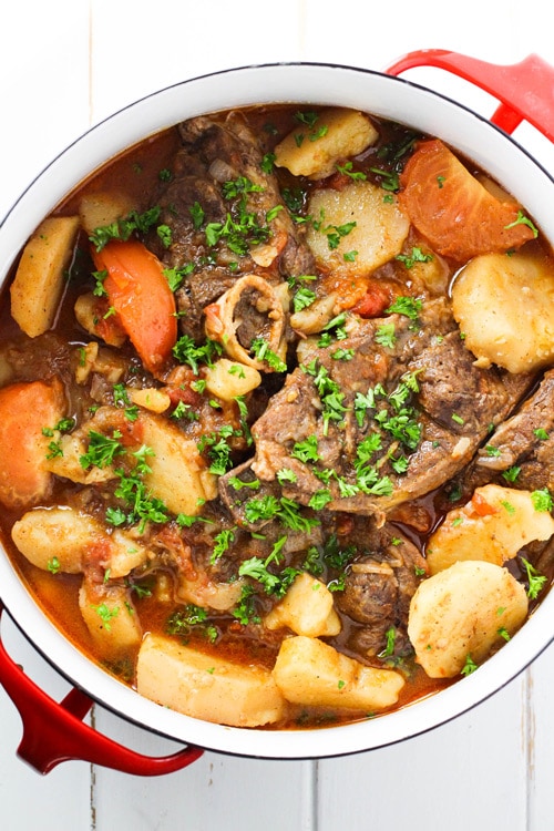 Khashlama（亚美尼亚羊肉炖）在一个大汤锅