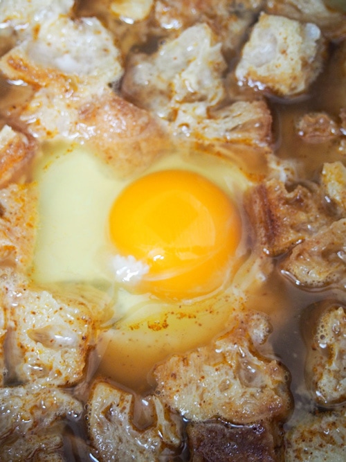 在Sopa de Ajo(西班牙蒜汤)煮鸡蛋