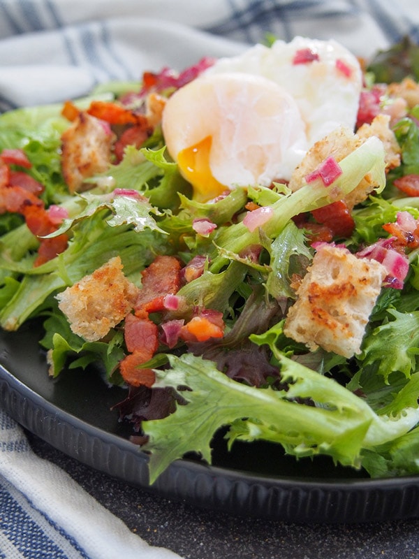 Salade Lyonnaise（温暖的培根和偷猎鸡蛋沙拉）