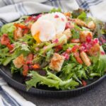 里昂的salade（暖培根和鸡蛋沙拉）G.ydF4y2Ba