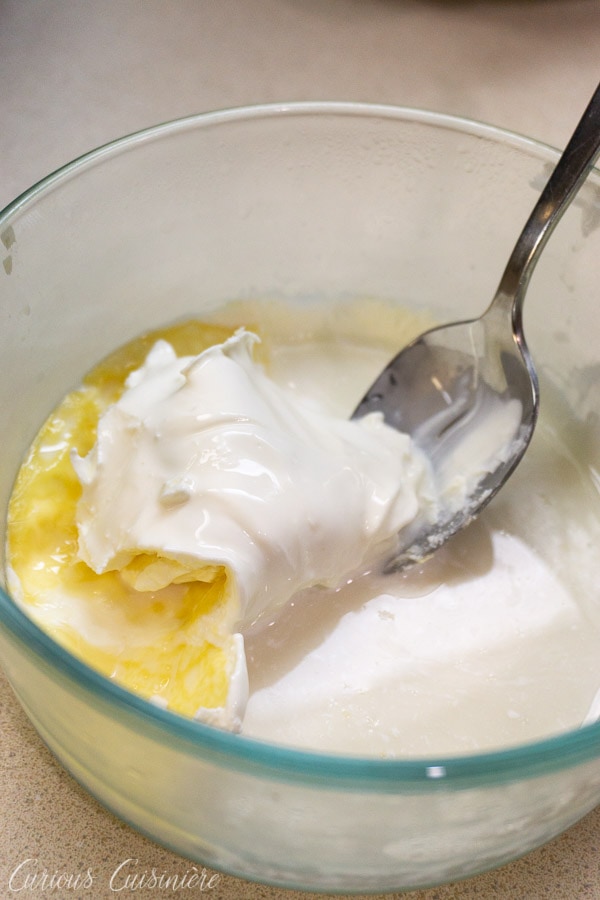 自制凝固的奶油 - 分离凝结霜