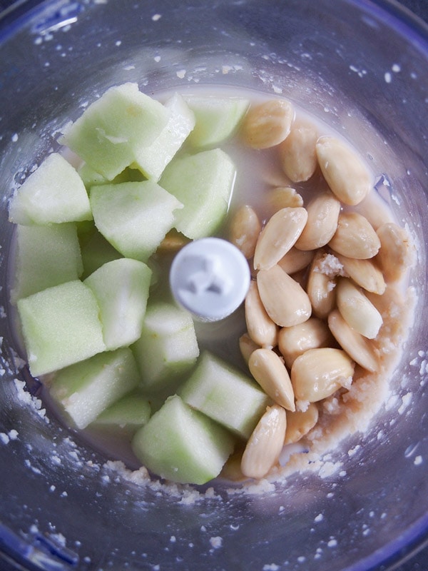 制作Ajo Blanco  - 苹果和搅拌机中的杏仁