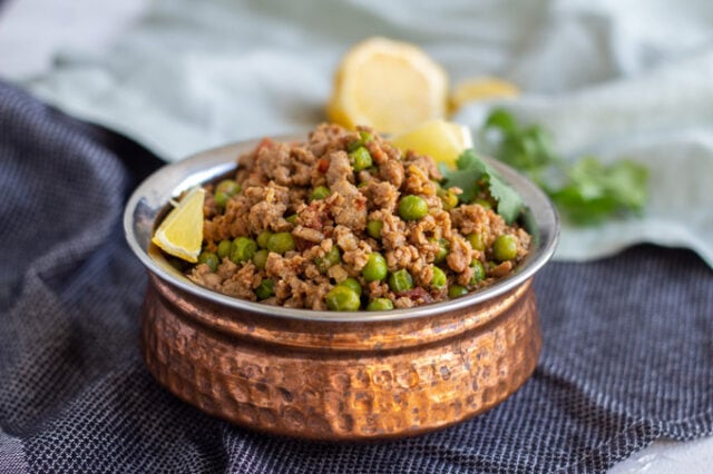 Keema Matar(巴基斯坦咖喱牛肉配豌豆)放在一个铜碗里