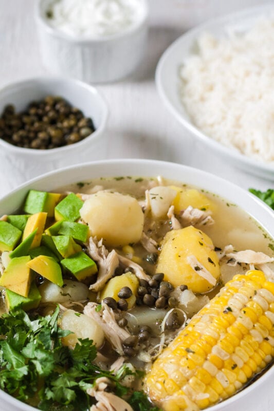 哥伦比亚阿官鸡汤用玉米和土豆