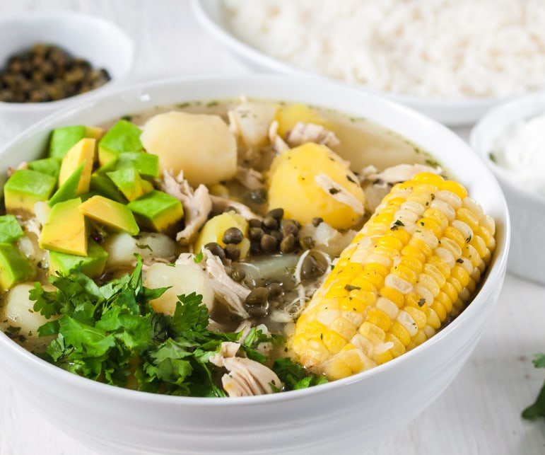 哥伦比亚阿官鸡汤用刺山羊和玉米