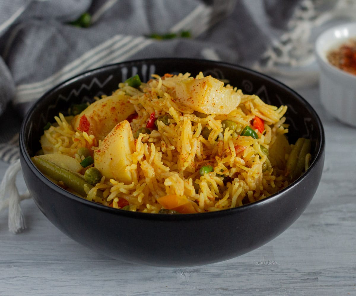 蔬菜特赫里(北印度蔬菜香料饭)配土豆和豌豆