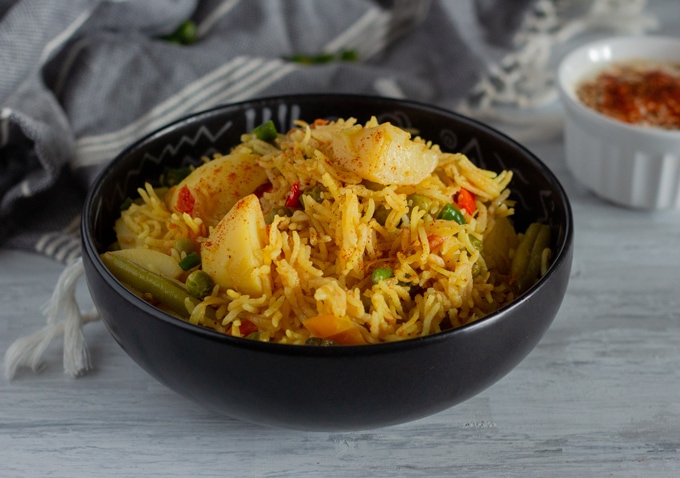 蔬菜特赫里(北印度蔬菜香料大米)配土豆，青椒，胡萝卜