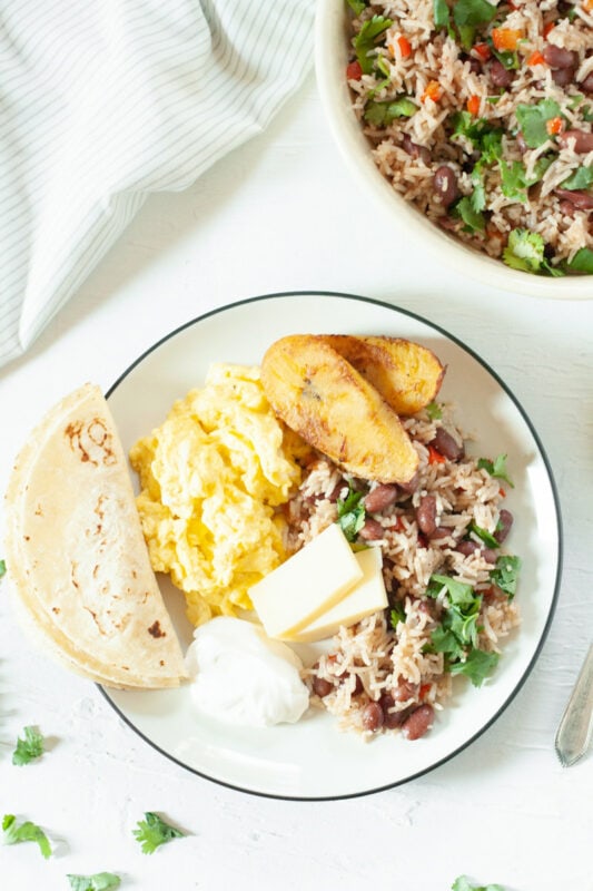 Gallo Pinto（米饭和豆类）用鸡蛋，玉米饼和油炸蕉早餐