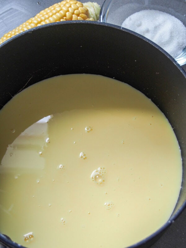 玉米牛奶和糖用于穆罕默尔 - 巴西新鲜玉米蛋糕