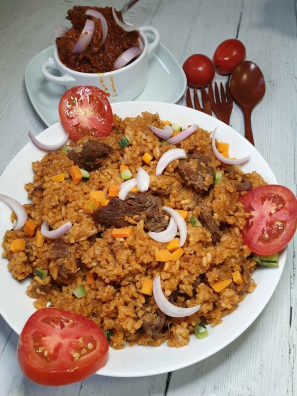 加纳jollof米饭用羊肉装饰着洋葱