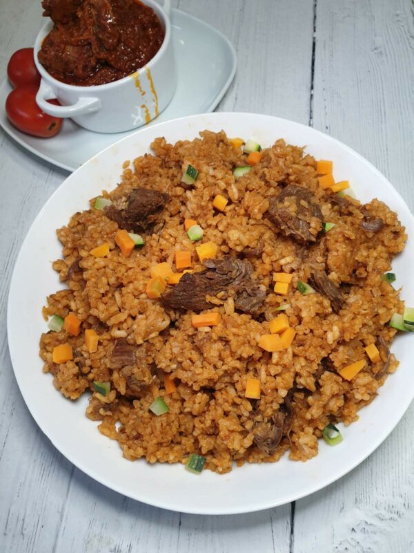 Gahanian Jollof米饭用牛肉或羊肉