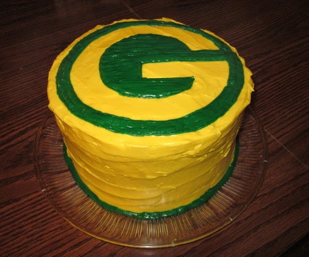 这个绿色和金色的绿色海湾包装工蛋糕是一个展示停止层蛋糕，必将成为你的下一个足球派对的明星!| www.CuriousCuisiniere.com