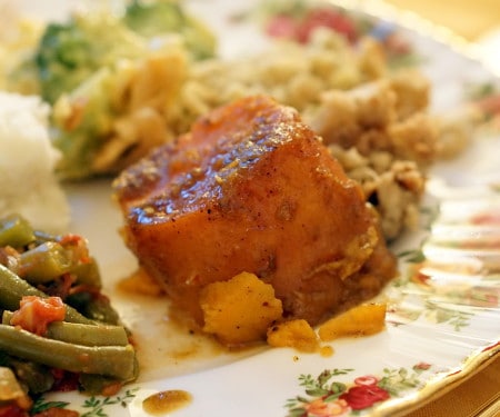 这道微甜、香料和橘子味的蜜饯山药是你节日餐桌上传统红薯砂锅的绝佳选择。| m.jamahire.com