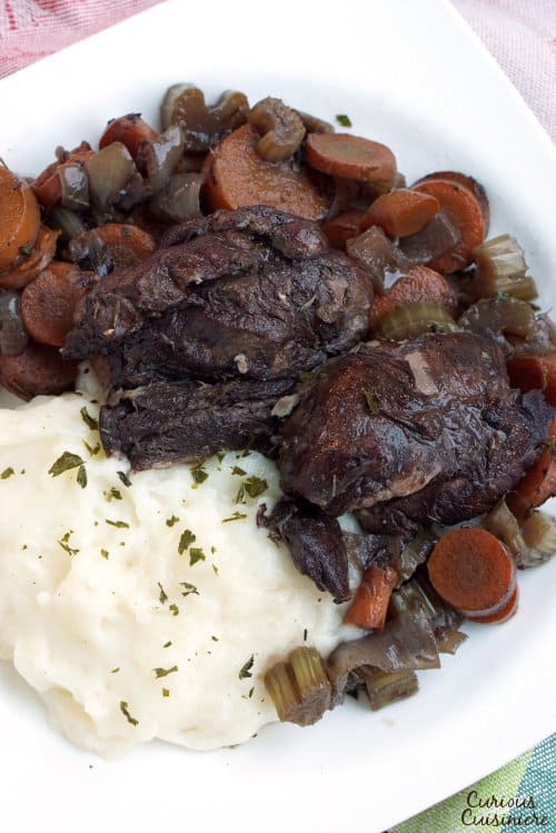 一盘葡萄酒焖鹿肉。