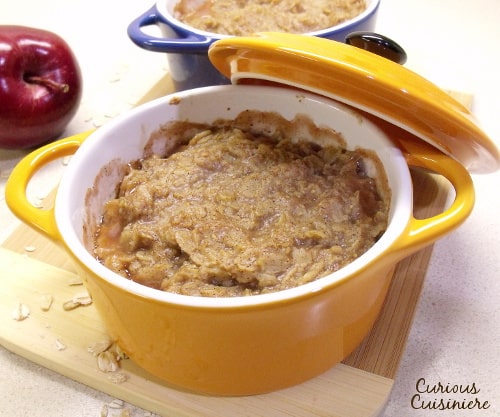 你可能觉得自己吃苹果派，但别担心，这真的只是一个健康的烤燕麦粥！这个苹果馅饼燕麦片一定是一个秋天的最爱！|m.jamahire.com.