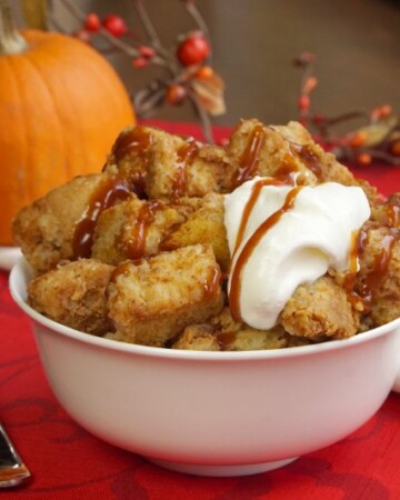 就像温暖的南瓜饼一样好，这个缸南瓜面包布丁配方对秋天的早餐健康，但这足以进行一种享受，它也是一个美妙的甜点！|m.jamahire.com.