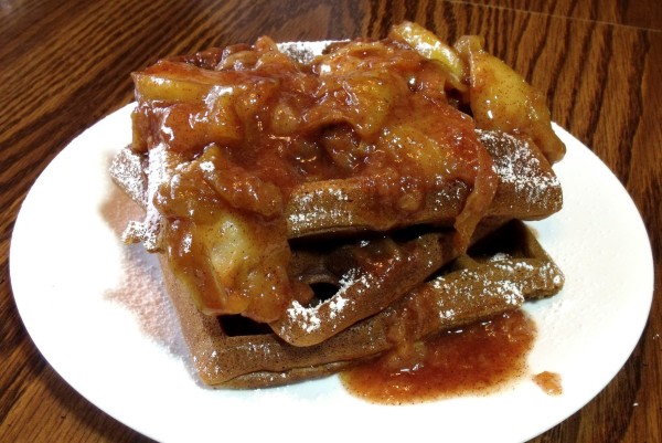 美味的姜饼华夫饼带来了姜饼饼干的味道到早餐。随着温暖的肉桂苹果顶部，它们是完美的完美。- 好奇疗程