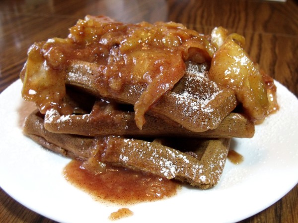 美味的姜饼华夫饼带来了姜饼饼干的味道到早餐。随着温暖的肉桂苹果顶部，它们是完美的完美。- 好奇疗程